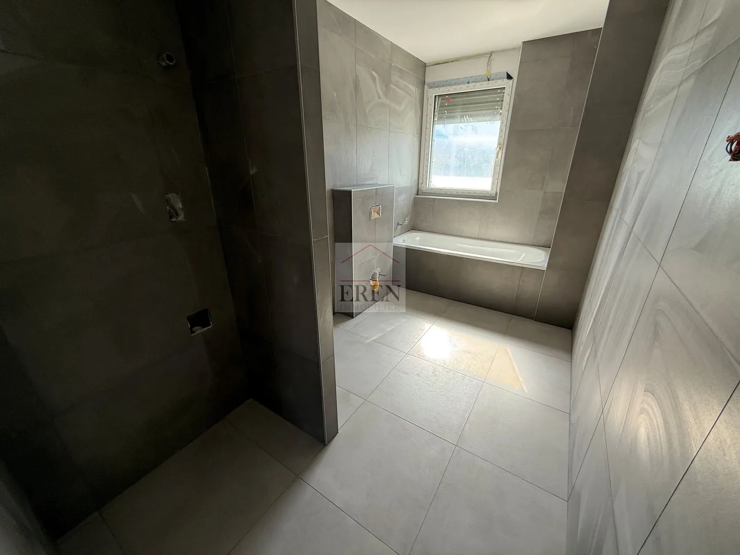 Spacious penthouse 4.5 rooms with panoramic terrace of 63 m2 - Photo 6 of 34