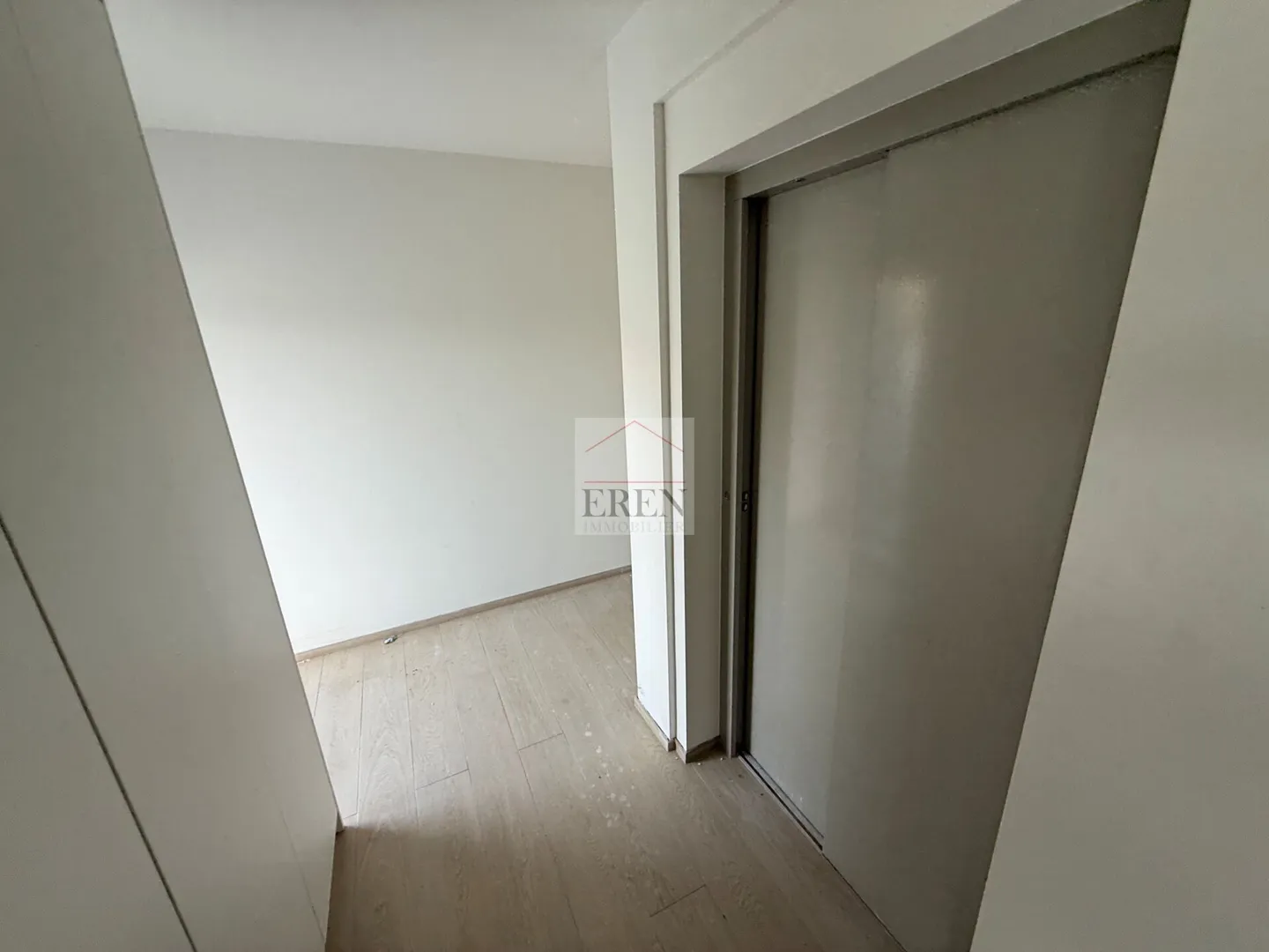 Spacious penthouse 4.5 rooms with panoramic terrace of 63 m2 - Photo 2 of 34
