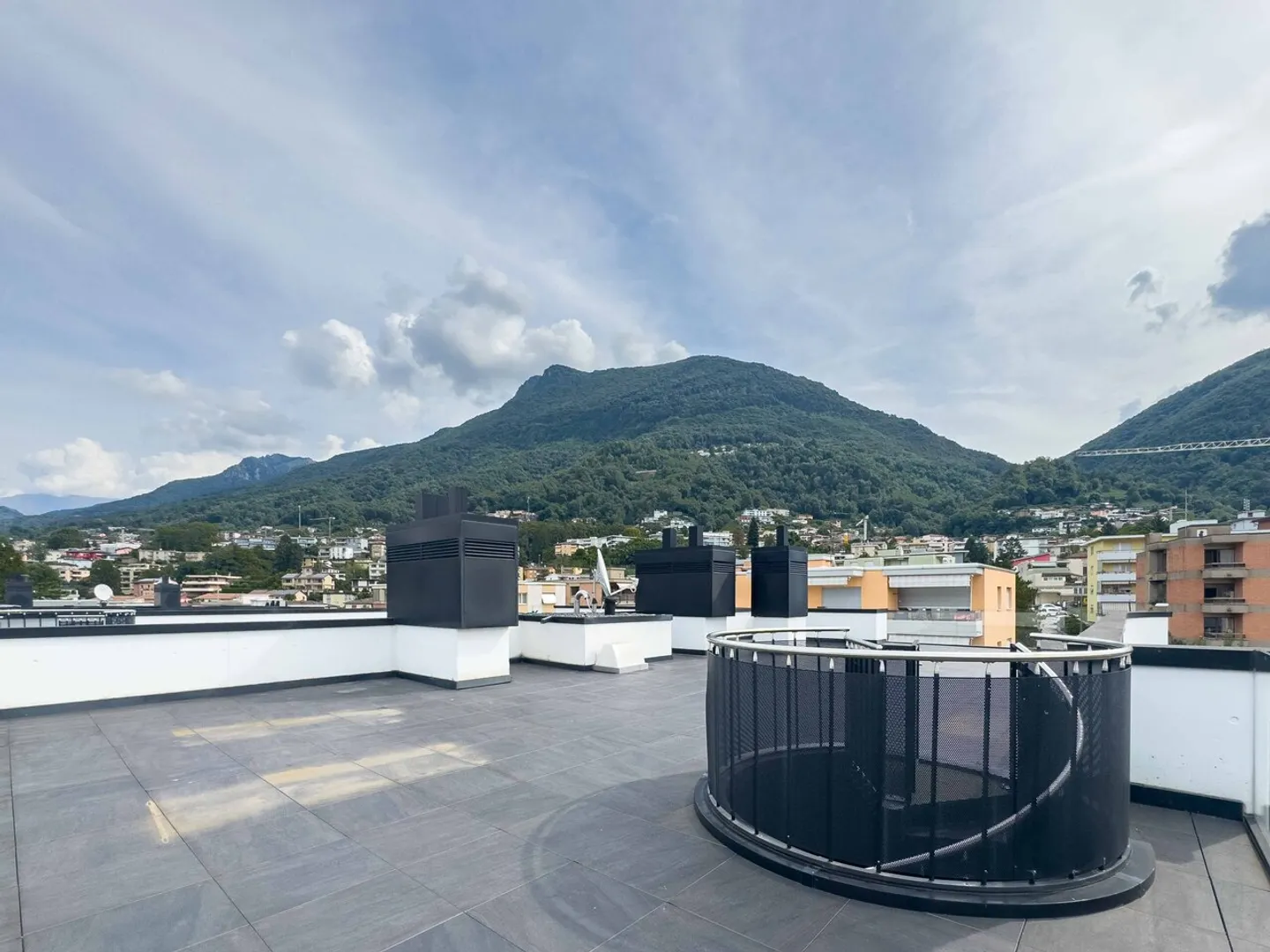 Spazioso attico con tetto terrazza - Foto 7 di 8