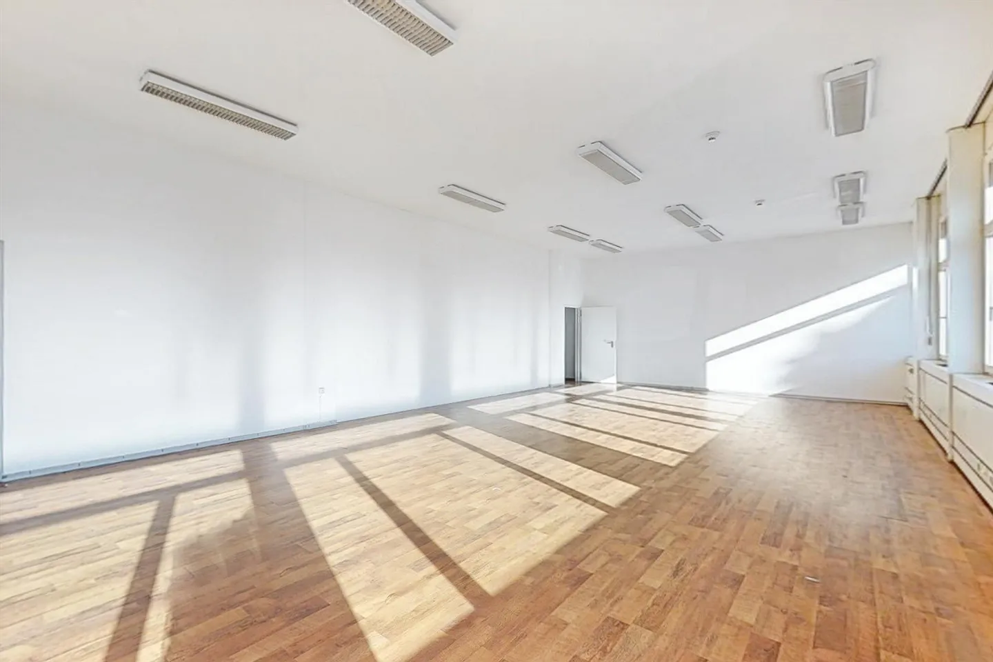 125m2 Commercial Space on the Ground Floor - Strategic Accessibility - Photo 1 of 12