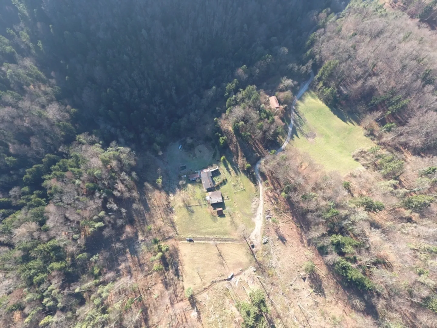 NOBILI GIOIELLI NATURALI: proprietà di 5,2 ha, 100% autosufficiente, con progetto di costruzione approvato, prato / foresta / stagno - Foto 7 di 14