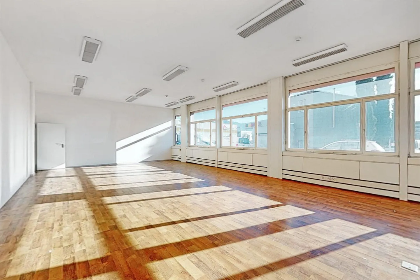 125m2 Commercial Space on the Ground Floor - Strategic Accessibility - Photo 3 of 12