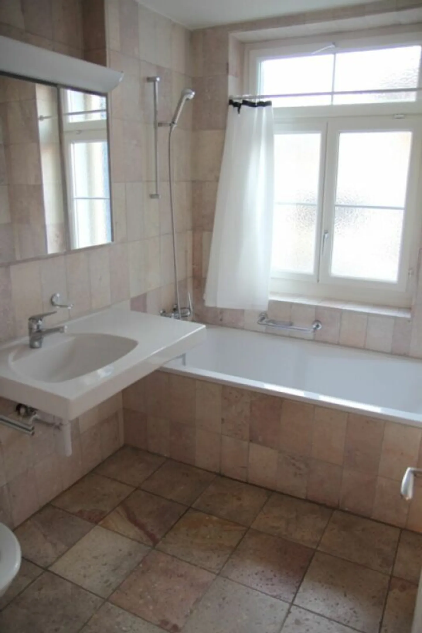 La tua nuova casa in una posizione attraente Bellissimo appartamento d'epoca di 3.5 stanze con balcone - Foto 8 di 9