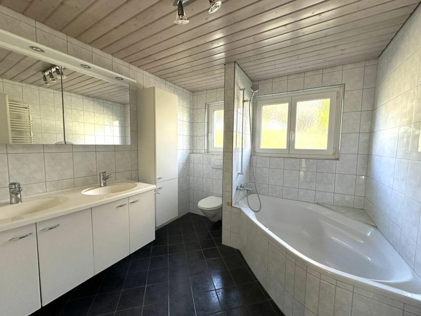 Inviting 4-room apartment for rent. - Photo 2 of 2