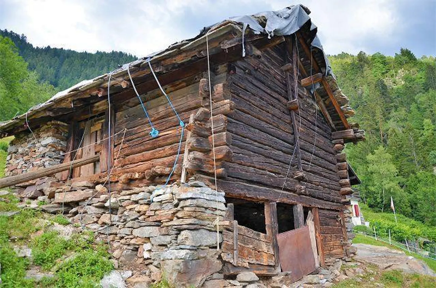 Grande rustico da ristrutturare con terreno molto soleggiata e pano... - Photo 1 sur 25