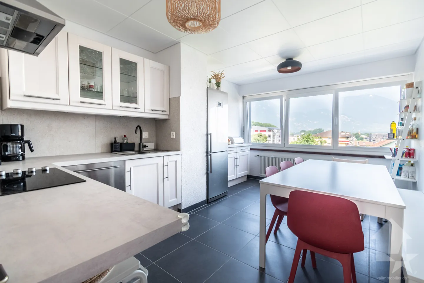 Vouvry, appartement de 4.5 pièces rénové au dernier étage - Photo 2 sur 10