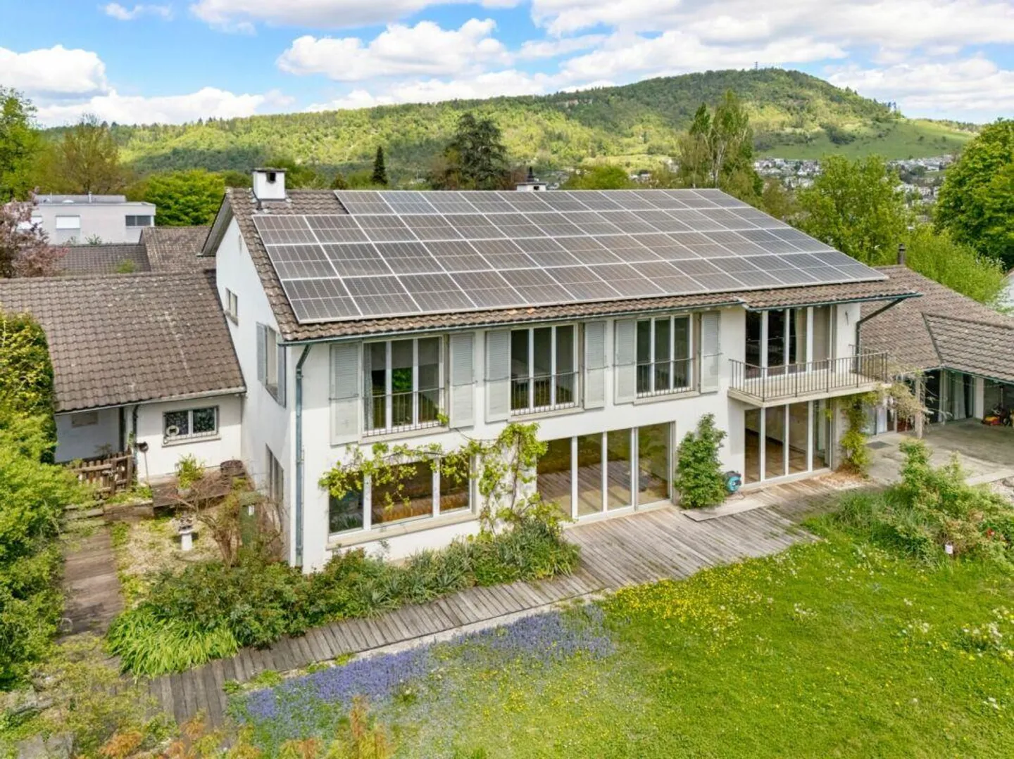 Detached 8-Room Villa with Generous Garden - Photo 1 of 19
