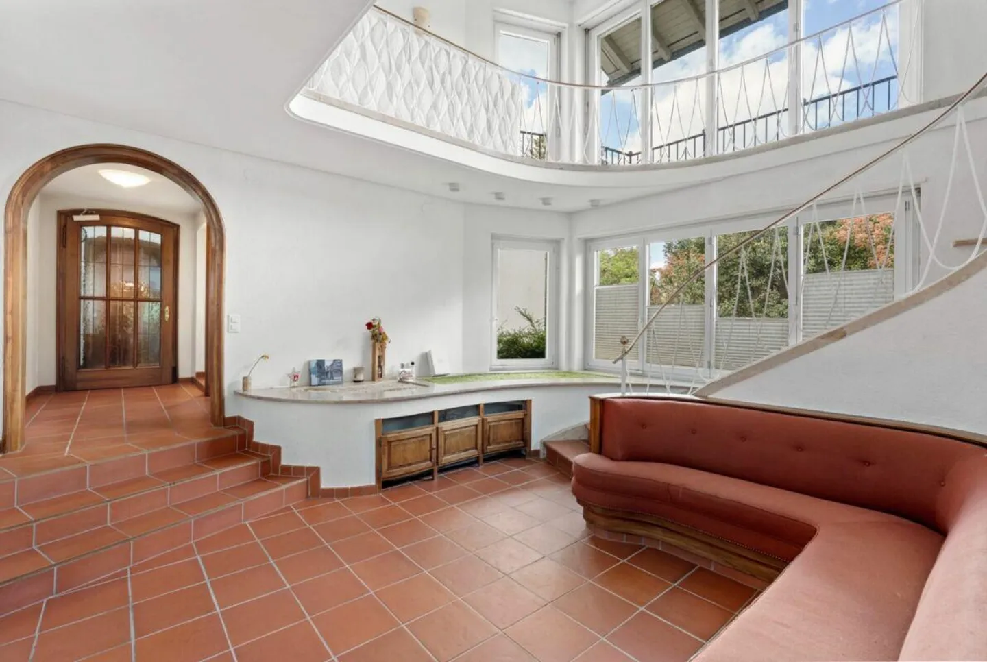 Detached 8-Room Villa with Generous Garden - Photo 2 of 19