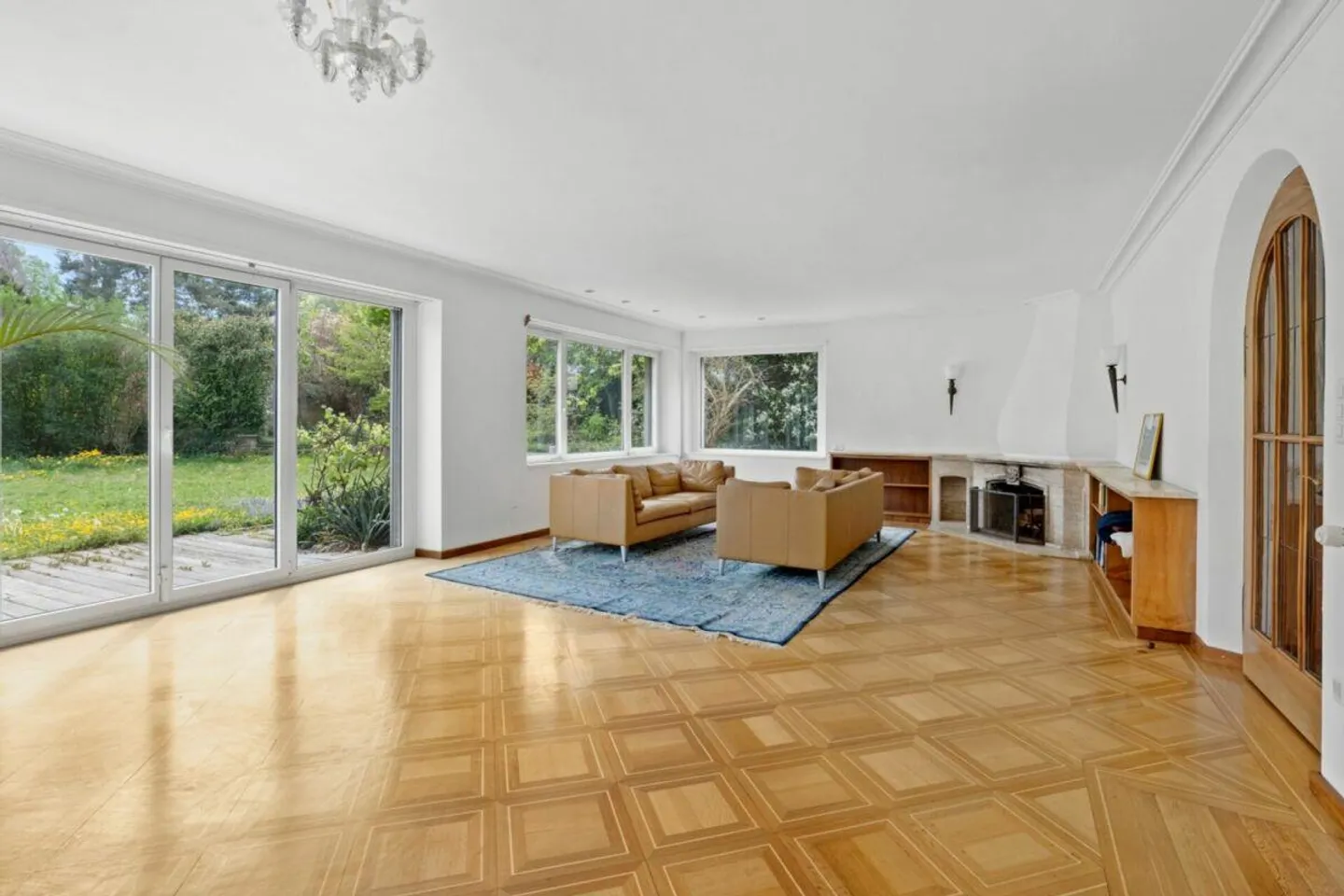 Detached 8-Room Villa with Generous Garden - Photo 3 of 19