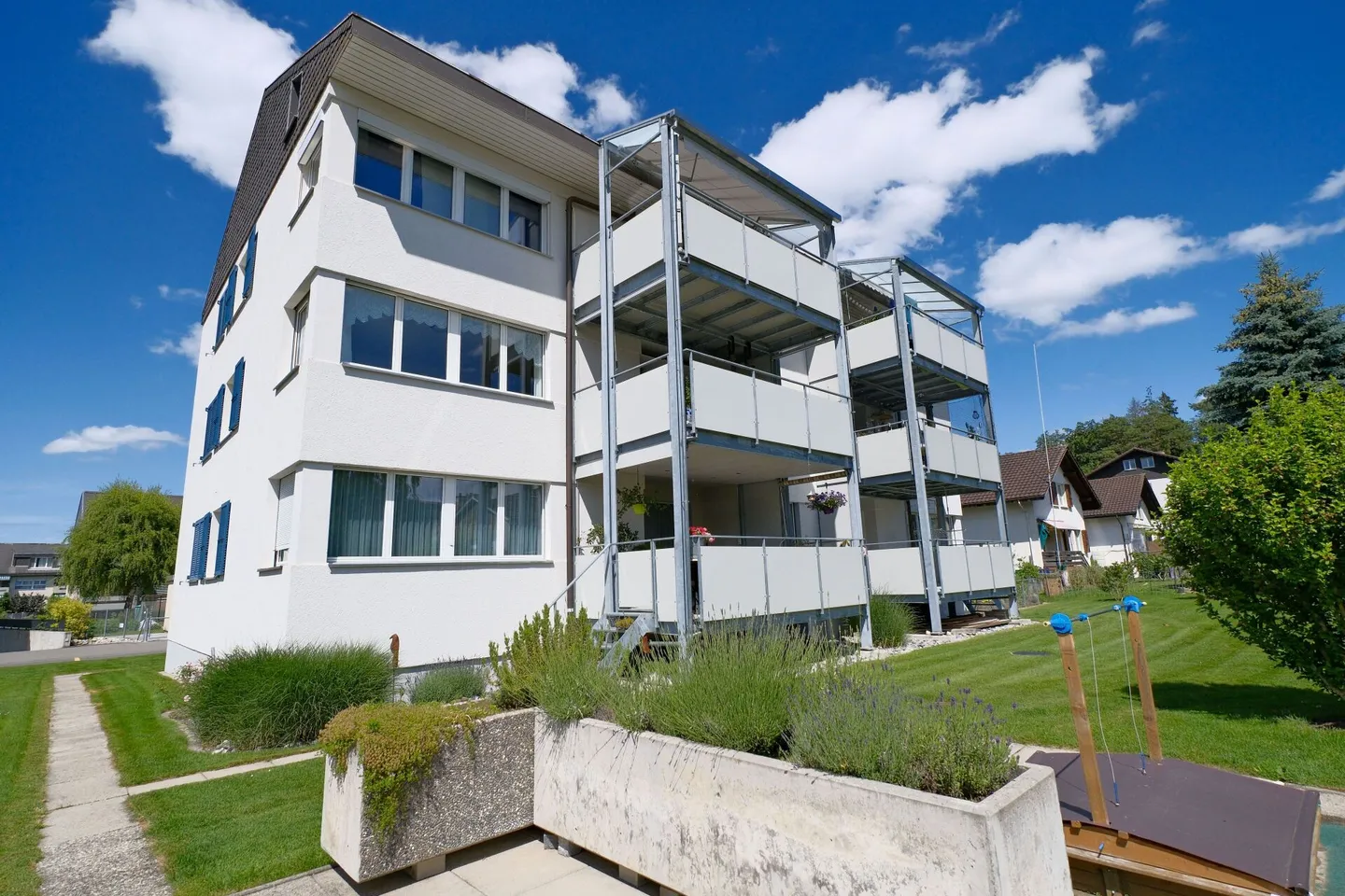 GROSSEN IMMOBILIEN - 3.5-Zimmer-Wohnung mit grossem Balkon und direktem Gartenzugang in Thierachern - Foto 1 von 8