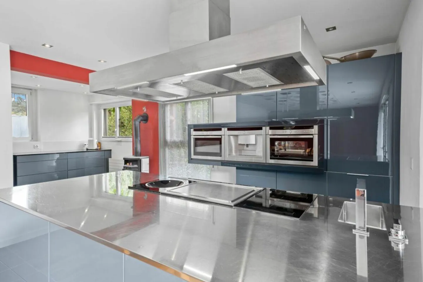 Detached 8-Room Villa with Generous Garden - Photo 4 of 19