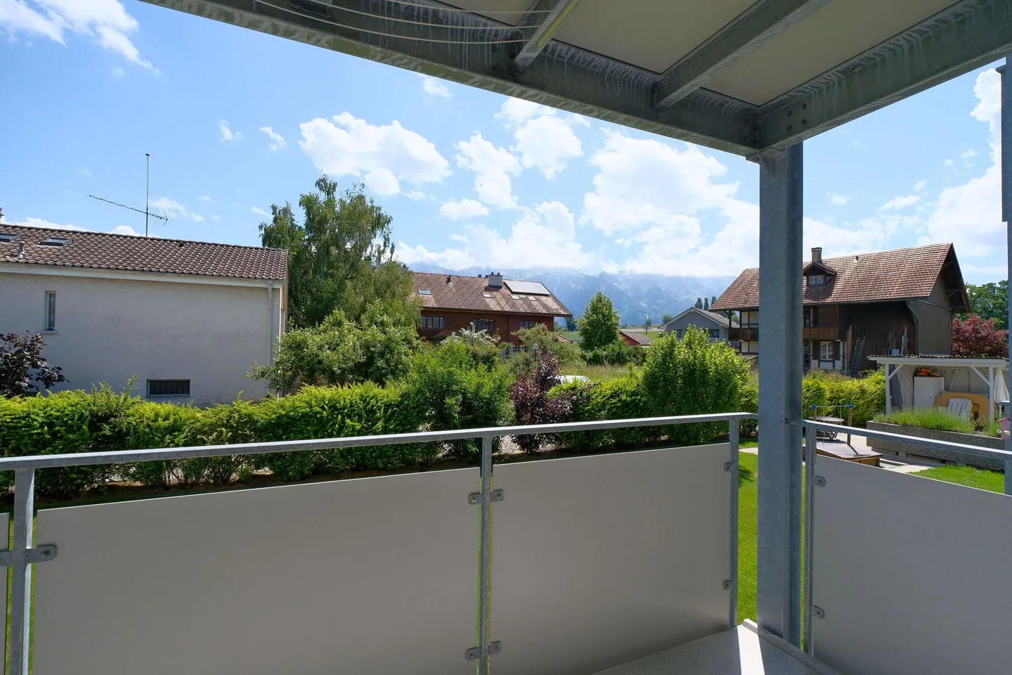 GROSSEN IMMOBILIEN - 3.5-Zimmer-Wohnung mit grossem Balkon und direktem Gartenzugang in Thierachern - Foto 3 von 8