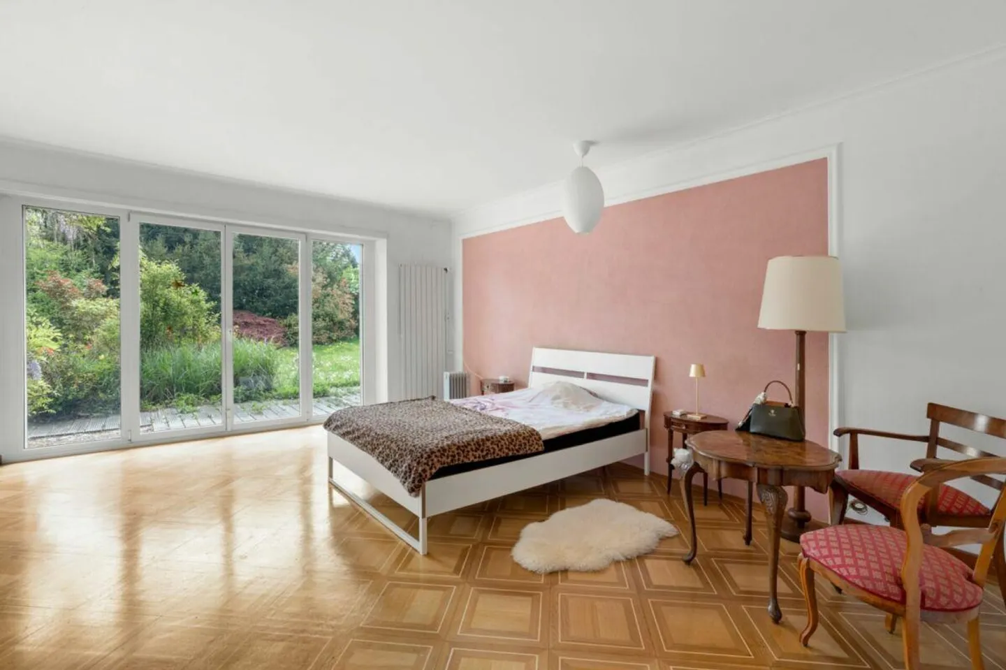 Detached 8-Room Villa with Generous Garden - Photo 7 of 19