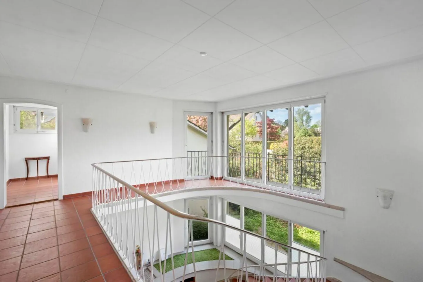Detached 8-Room Villa with Generous Garden - Photo 9 of 19