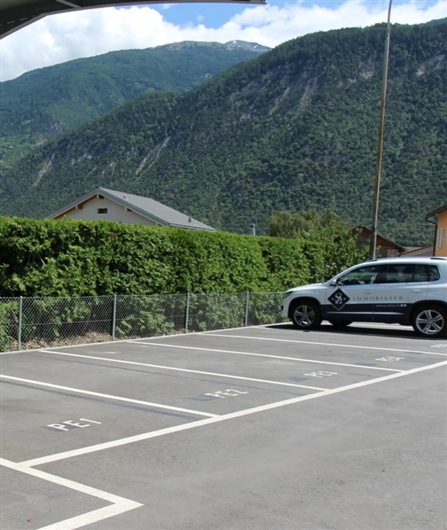 Outdoor parking spaces for rent - Photo 2 of 3