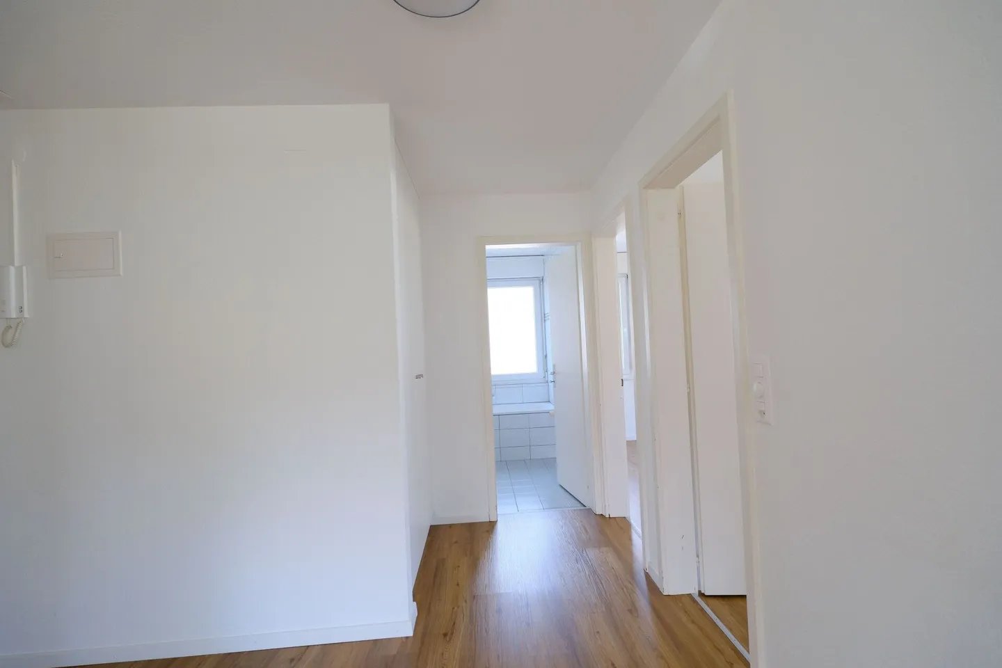 GROSSEN IMMOBILIEN - 3.5-Zimmer-Wohnung mit grossem Balkon und direktem Gartenzugang in Thierachern - Foto 7 von 8