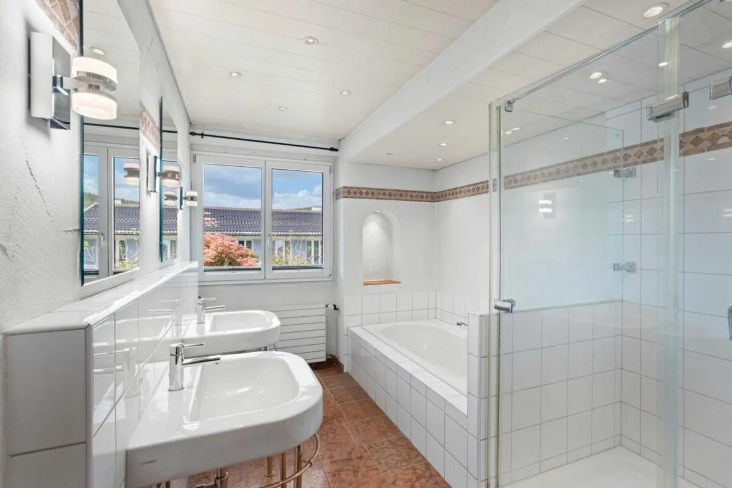Detached 8-Room Villa with Generous Garden - Photo 11 of 19