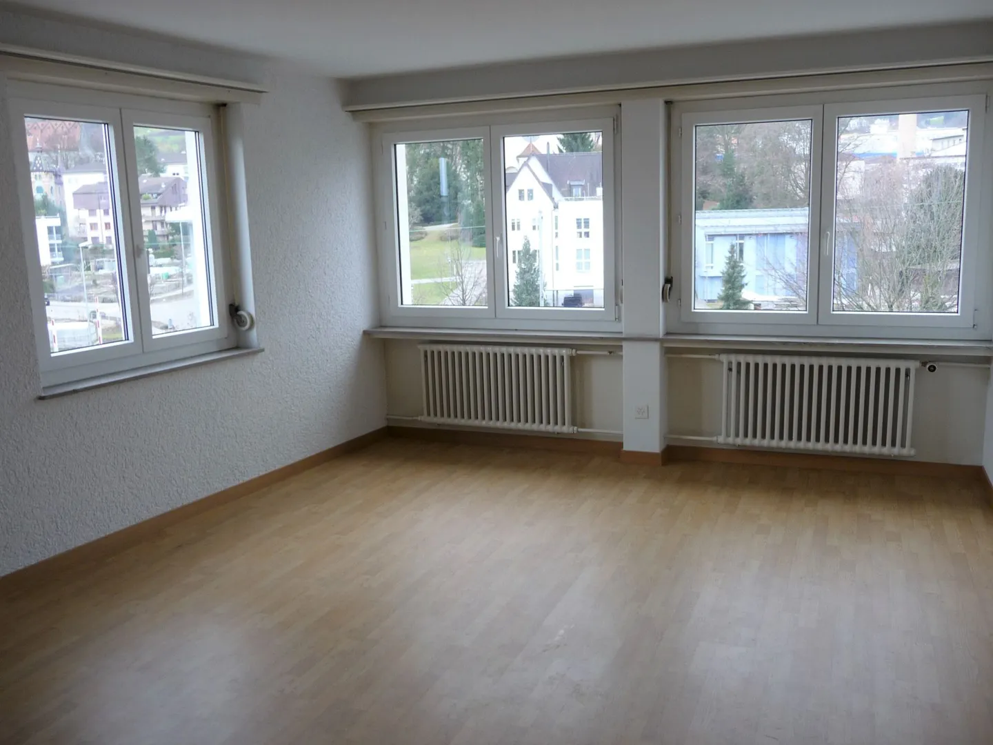 Bellissimo e luminoso appartamento 1.5 stanze. Cucina separata, ascensore. Ultimo piano con vista! Centrale (autobus + stazione ferroviaria, negozi, lago!) - Foto 2 di 4