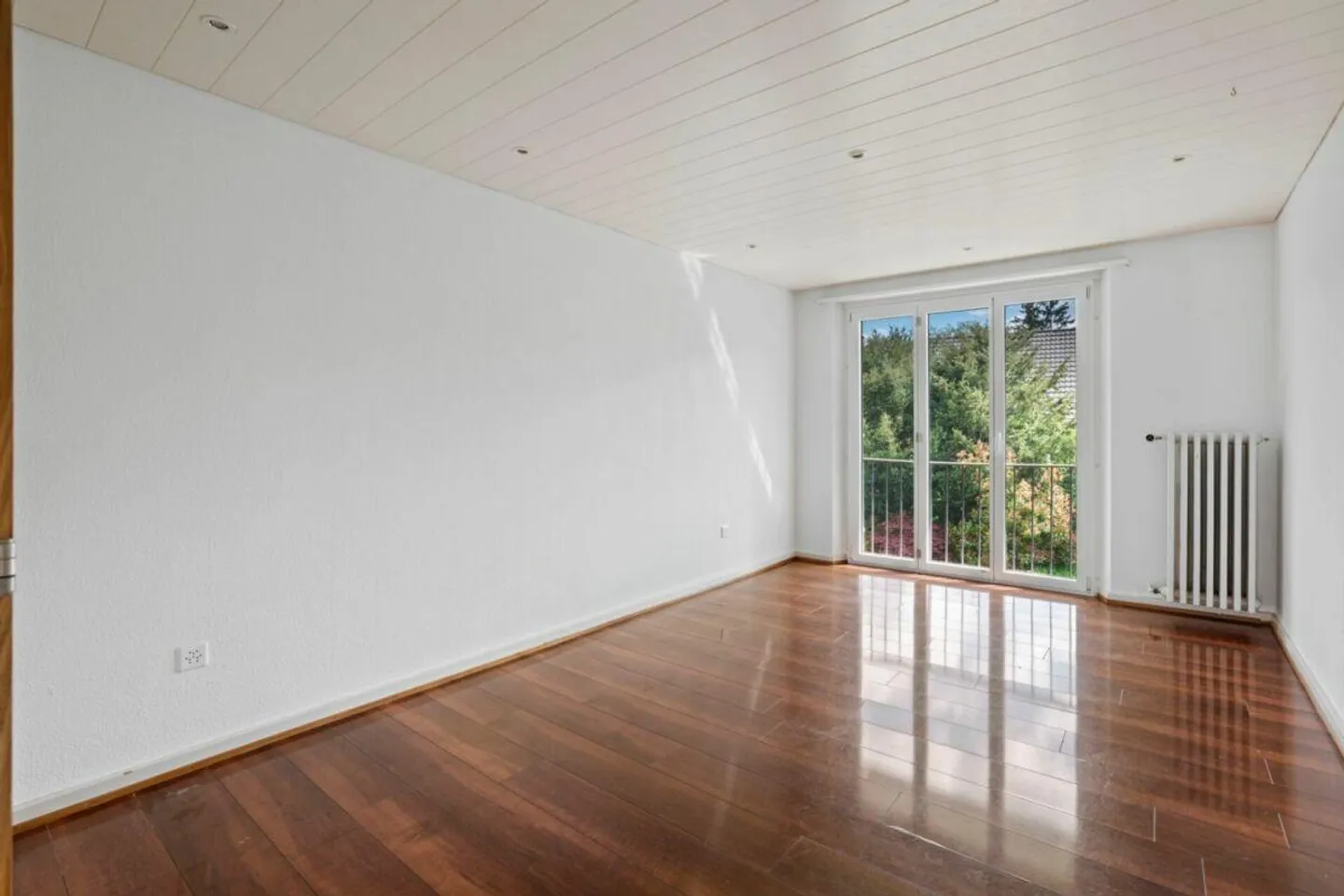 Detached 8-Room Villa with Generous Garden - Photo 12 of 19