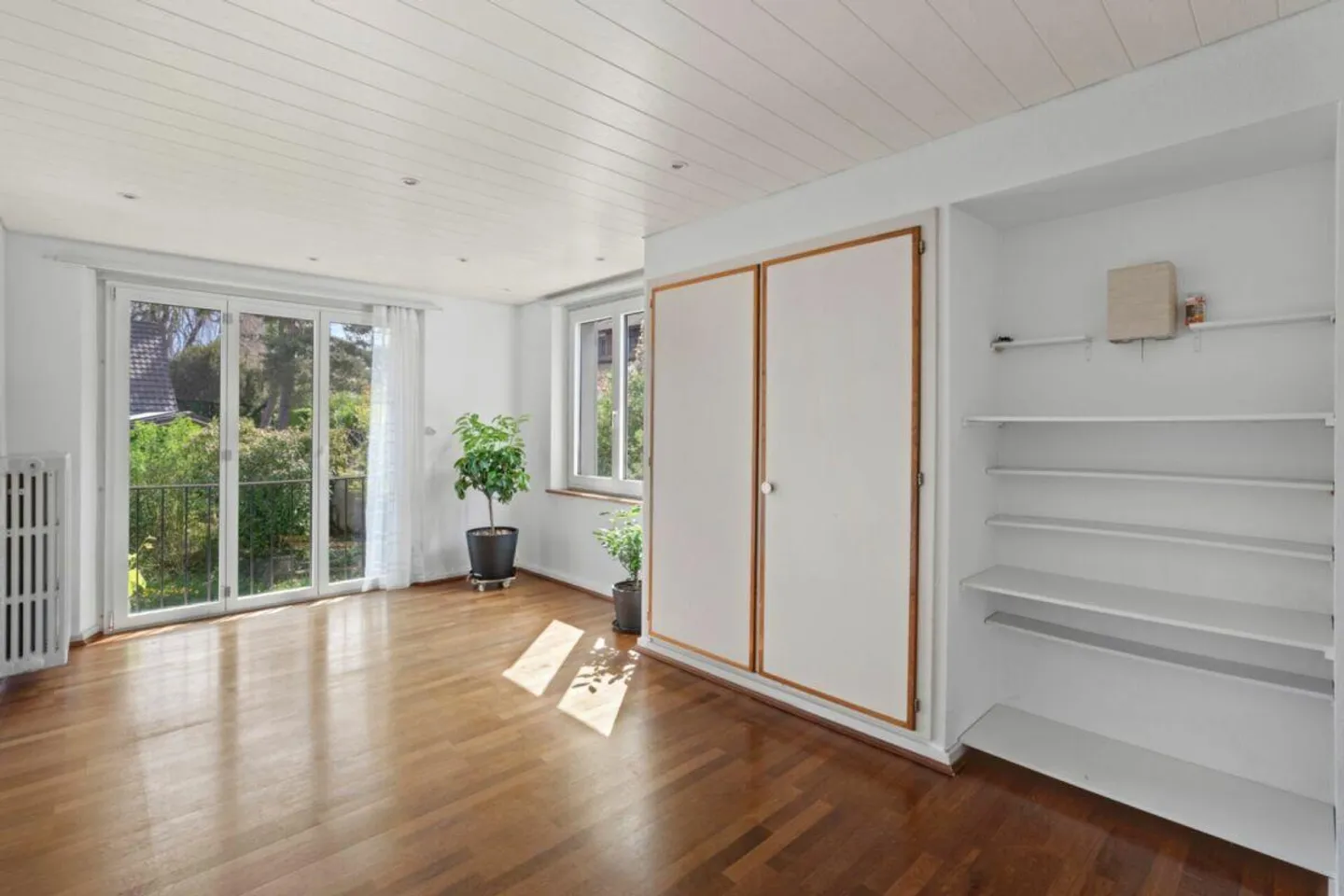 Detached 8-Room Villa with Generous Garden - Photo 14 of 19
