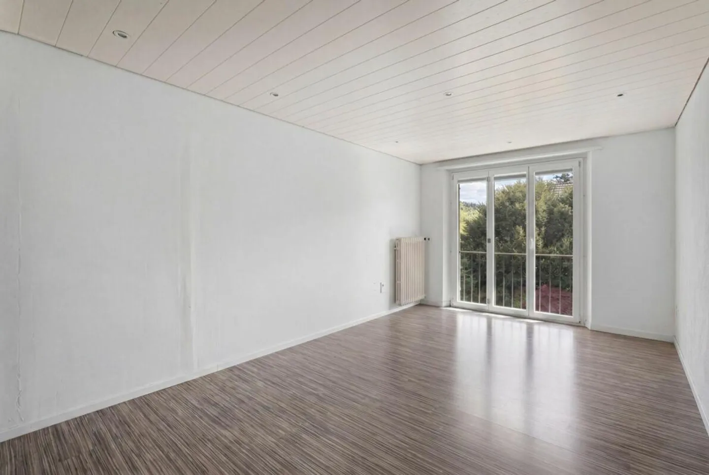 Detached 8-Room Villa with Generous Garden - Photo 13 of 19