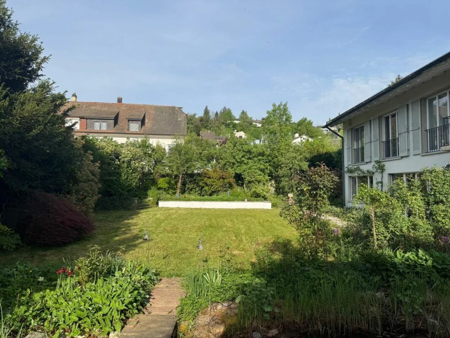 Detached 8-Room Villa with Generous Garden - Photo 17 of 19