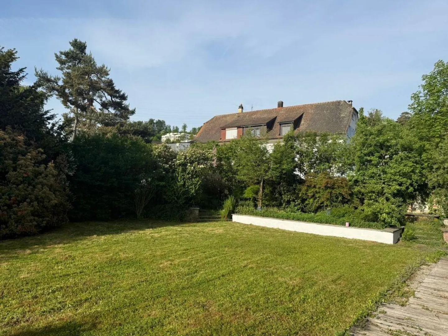 Detached 8-Room Villa with Generous Garden - Photo 18 of 19