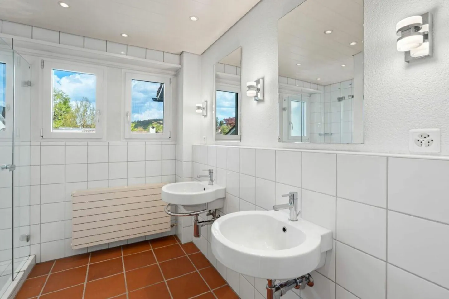 Detached 8-Room Villa with Generous Garden - Photo 15 of 19