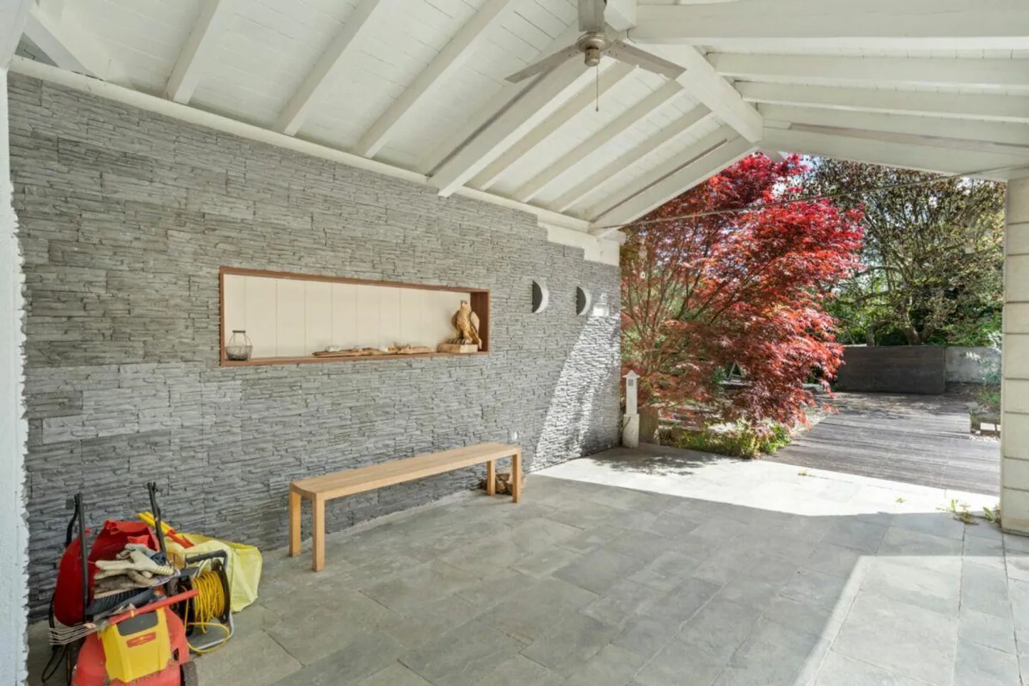 Detached 8-Room Villa with Generous Garden - Photo 16 of 19