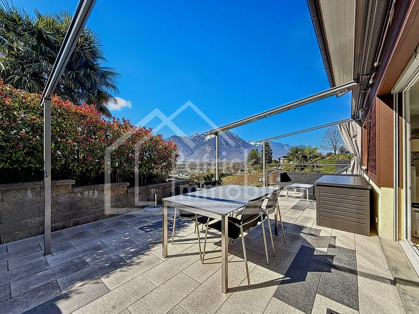 Einzelvilla mit 5,5 Zimmern, Jacuzzi und Blick auf die Alpen! - Foto 2 von 13