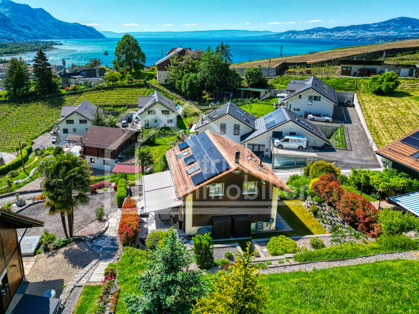 Einzelvilla mit 5,5 Zimmern, Jacuzzi und Blick auf die Alpen! - Foto 3 von 13