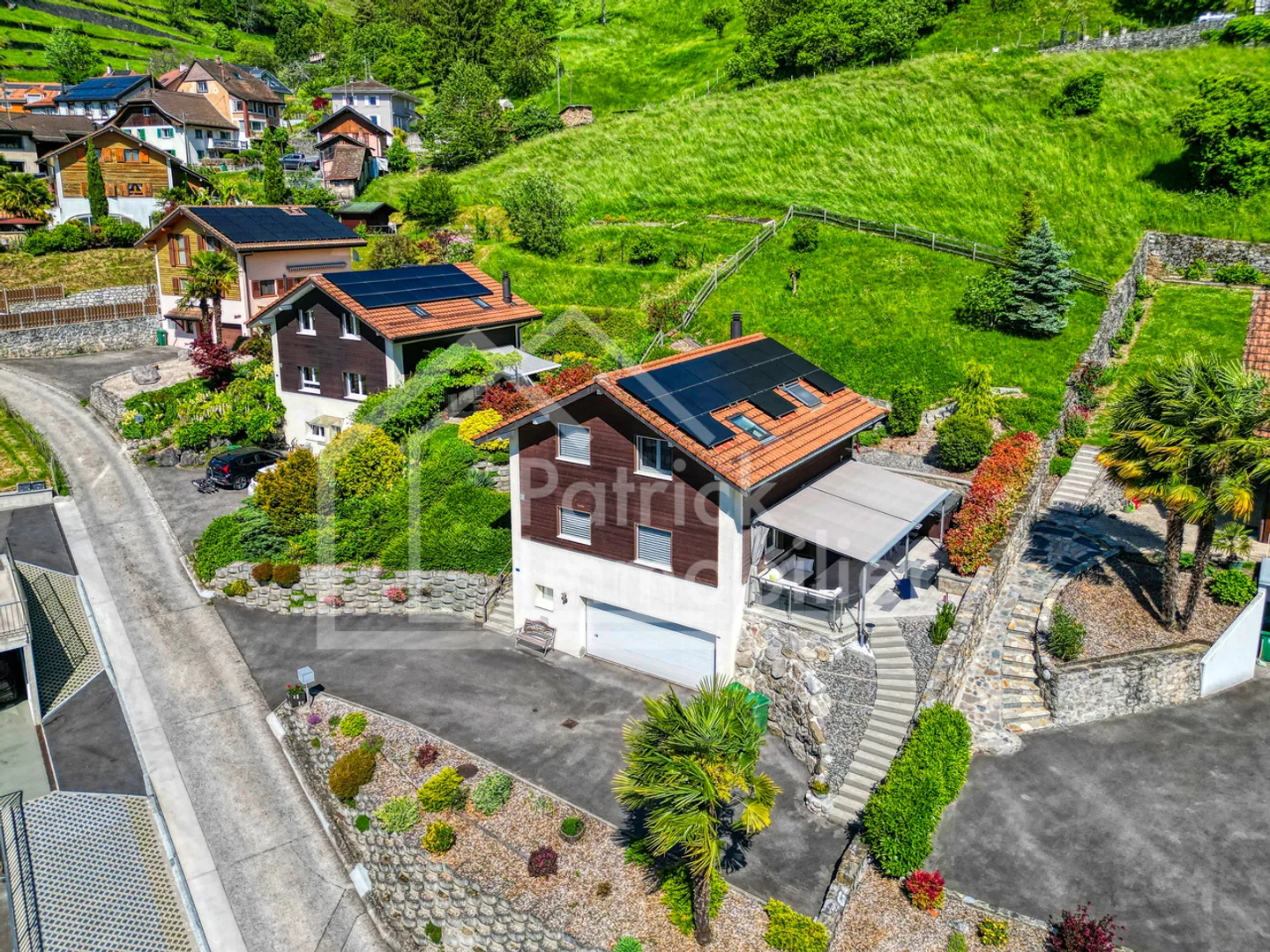 Einzelvilla mit 5,5 Zimmern, Jacuzzi und Blick auf die Alpen! - Foto 1 von 13