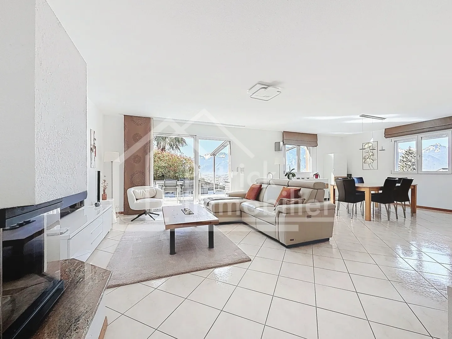 Einzelvilla mit 5,5 Zimmern, Jacuzzi und Blick auf die Alpen! - Foto 5 von 13