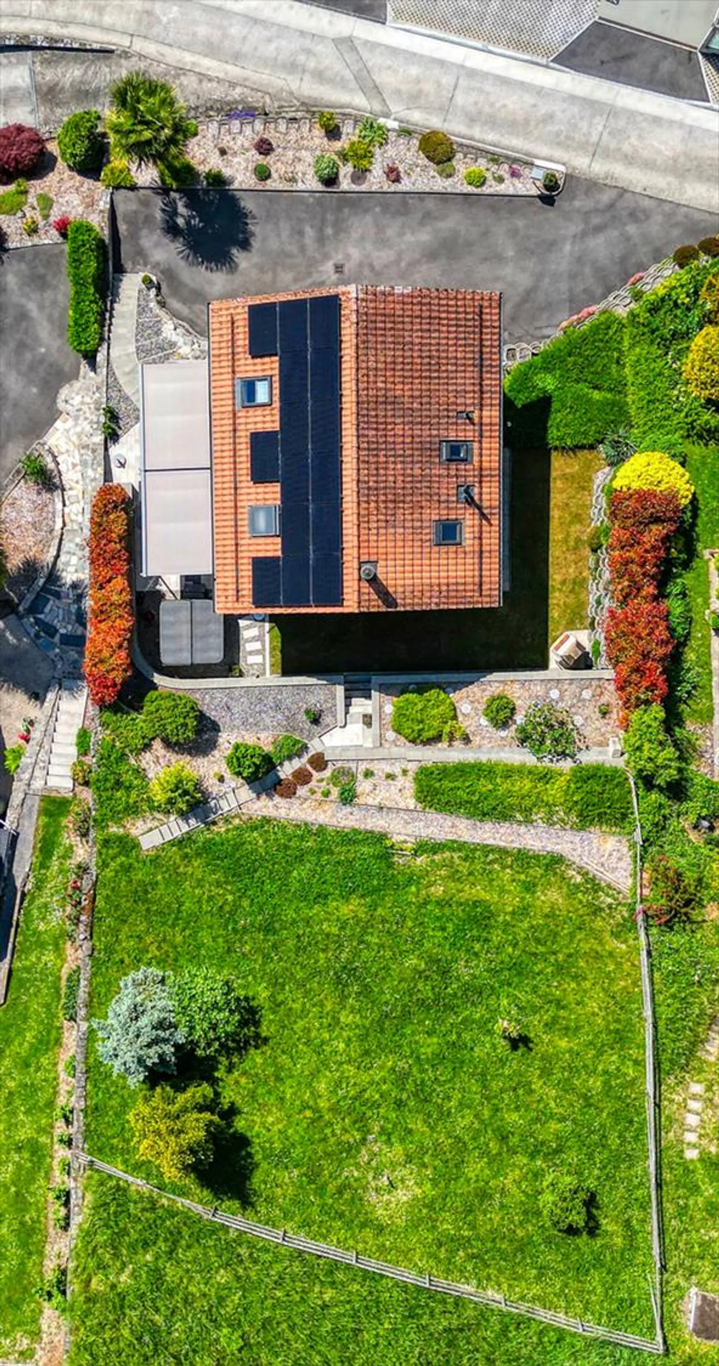 Einzelvilla mit 5,5 Zimmern, Jacuzzi und Blick auf die Alpen! - Foto 4 von 13