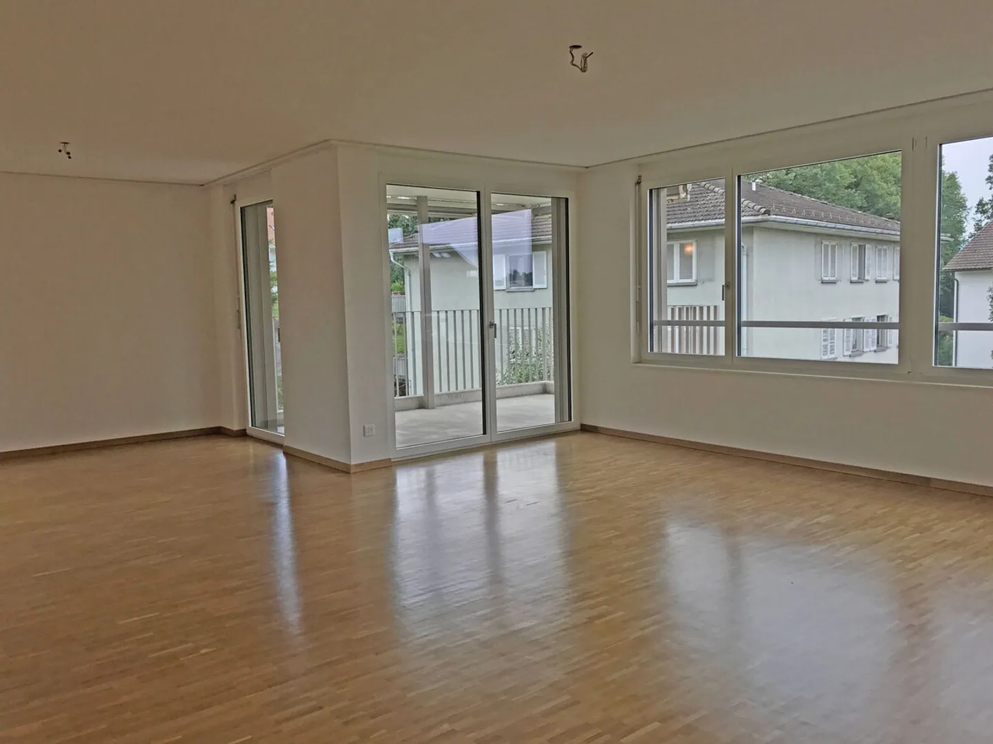 Moderne Familienwohnung mit Balkon - Foto 2 von 8