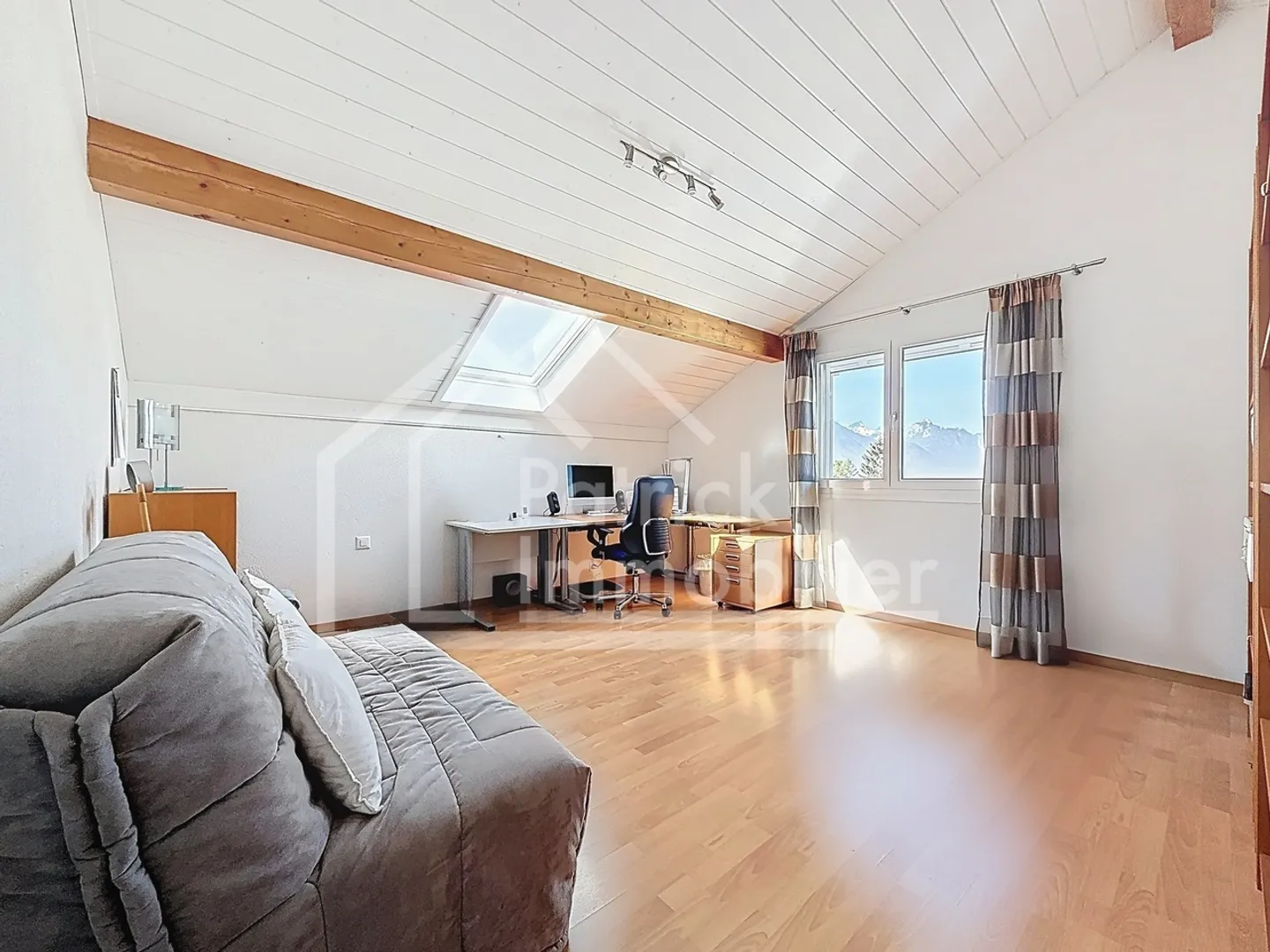 Einzelvilla mit 5,5 Zimmern, Jacuzzi und Blick auf die Alpen! - Foto 9 von 13