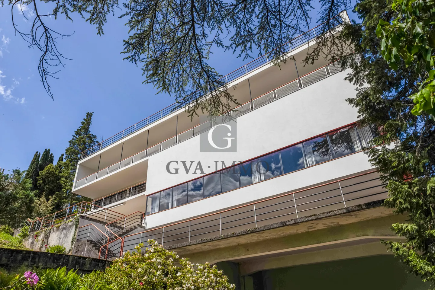 A masterpiece of Bauhaus style on the shores of the lake - Photo 2 of 13