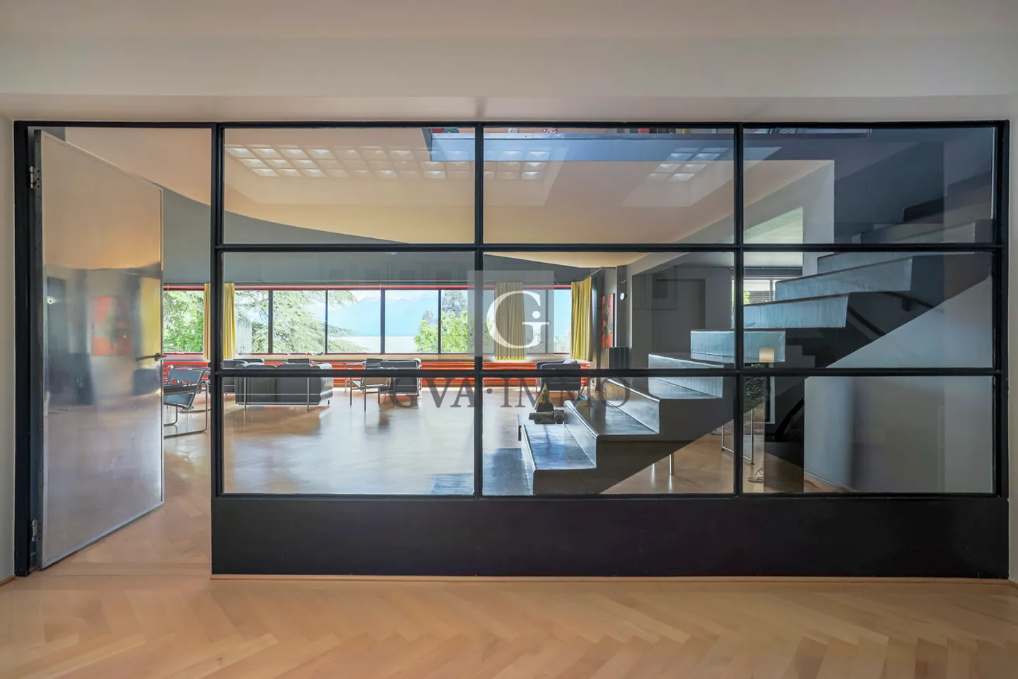 A masterpiece of Bauhaus style on the shores of the lake - Photo 11 of 13