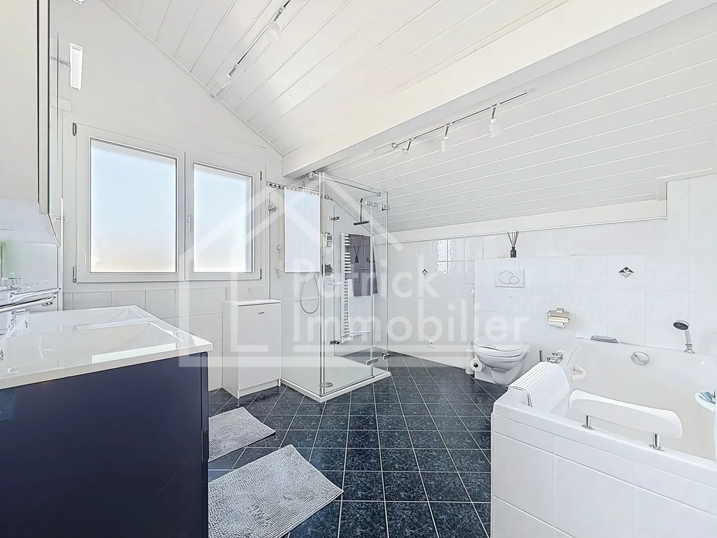 Einzelvilla mit 5,5 Zimmern, Jacuzzi und Blick auf die Alpen! - Foto 10 von 13