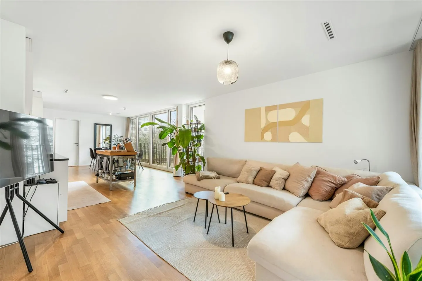 Modern Living in Greencity - Elegant Condominium in Zurich-Manegg - Photo 4 of 13