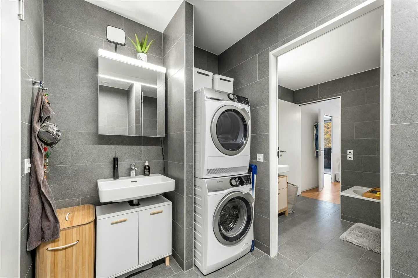 Modern Living in Greencity - Elegant Condominium in Zurich-Manegg - Photo 8 of 13