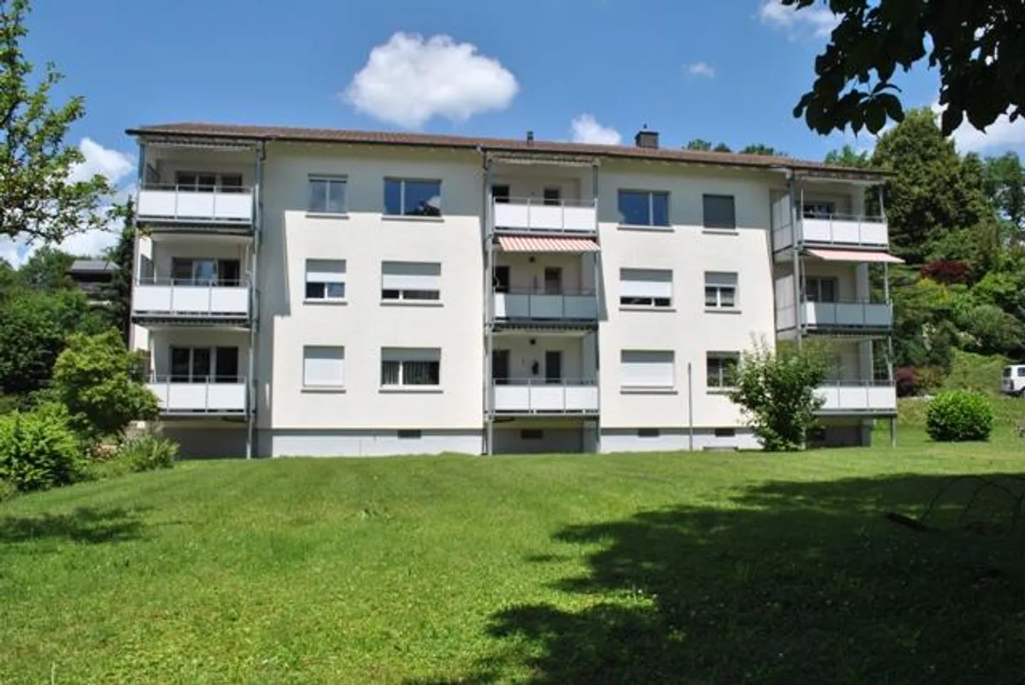 Beautiful bright 2-room apartment in the green - Photo 1 of 3