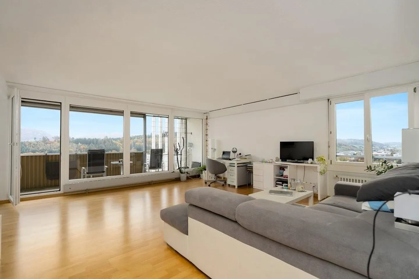 Appartement spacieux de 4,5 pièces avec vue - Photo 1 sur 10