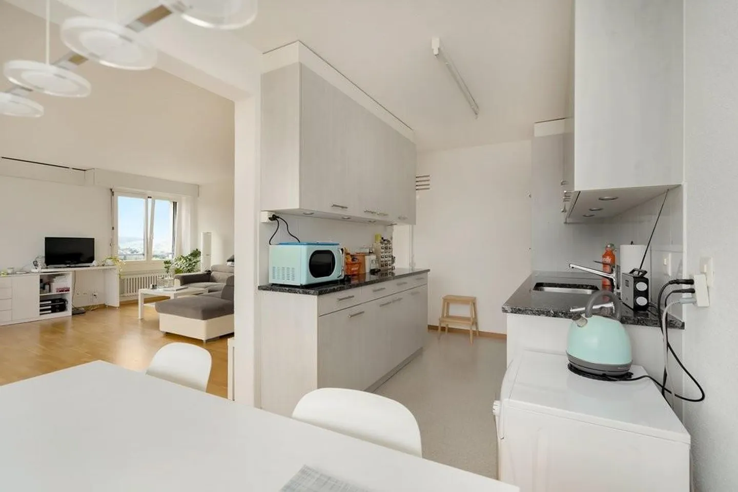 Appartement spacieux de 4,5 pièces avec vue - Photo 3 sur 10