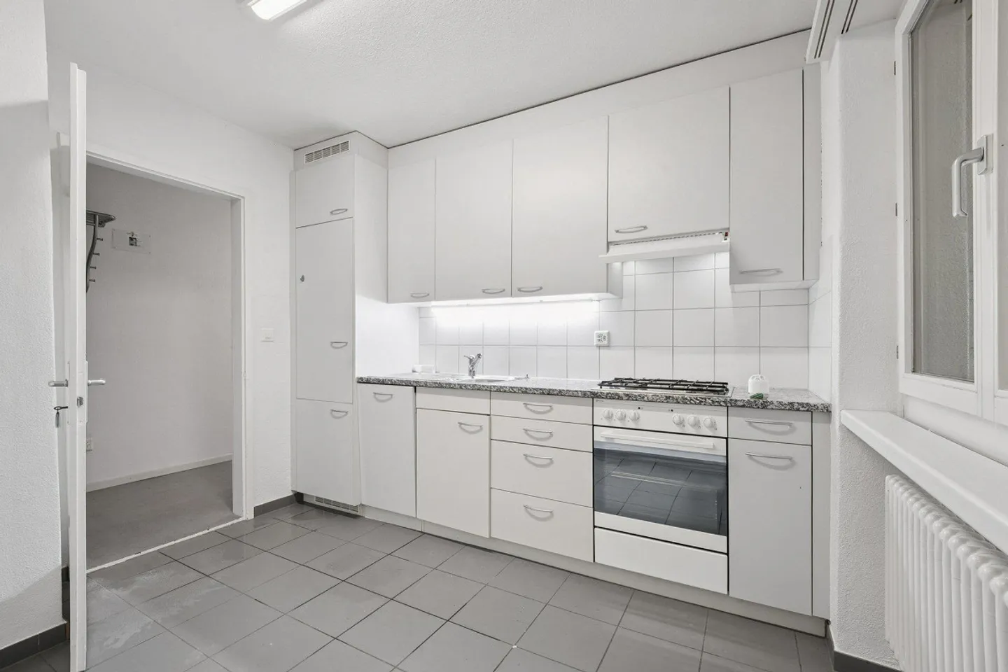 Beautiful bright 2-room apartment in the green - Photo 2 of 3