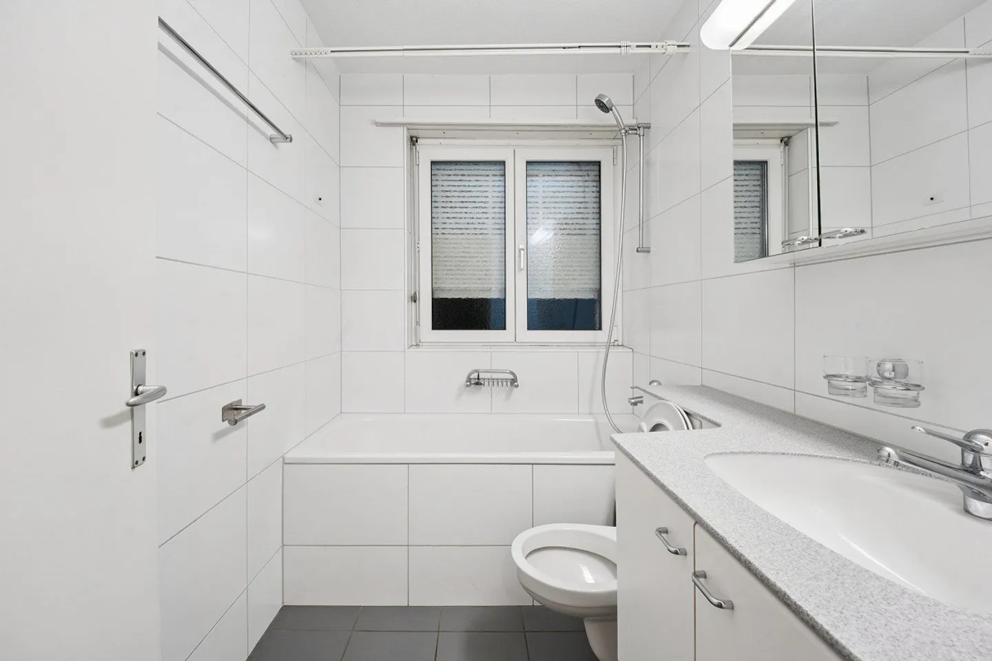 Beautiful bright 2-room apartment in the green - Photo 3 of 3