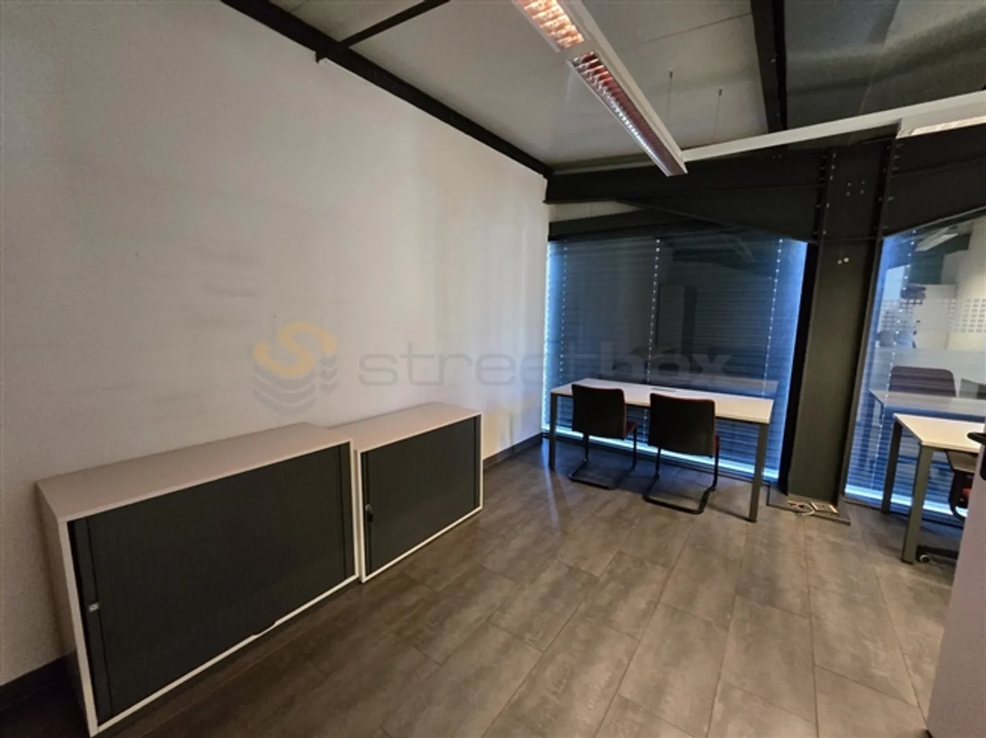 «Double box aménagés en bureaux - à louer !» - Photo 12 sur 14