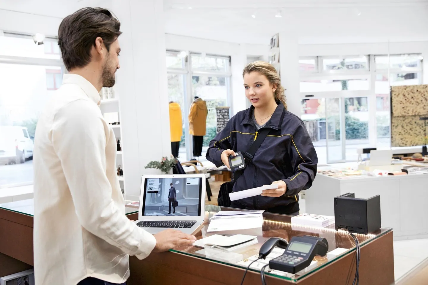 Retail space in the post office directly at the train station for rent - High customer frequency guaranteed - Photo 2 of 3