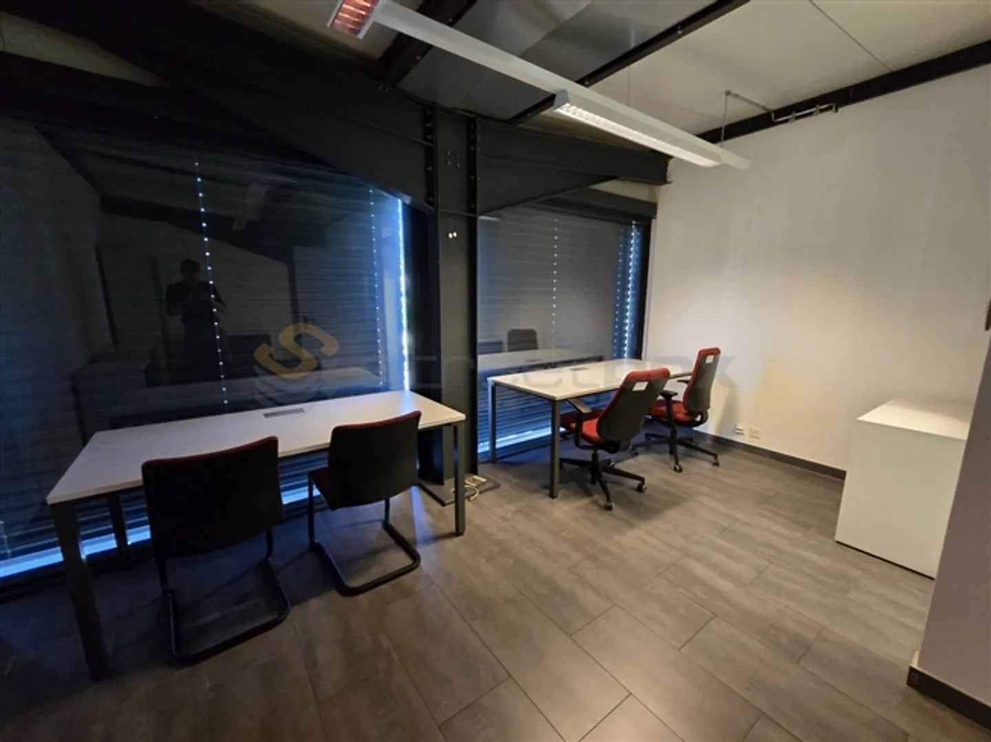 «Double box aménagés en bureaux - à louer !» - Photo 13 sur 14