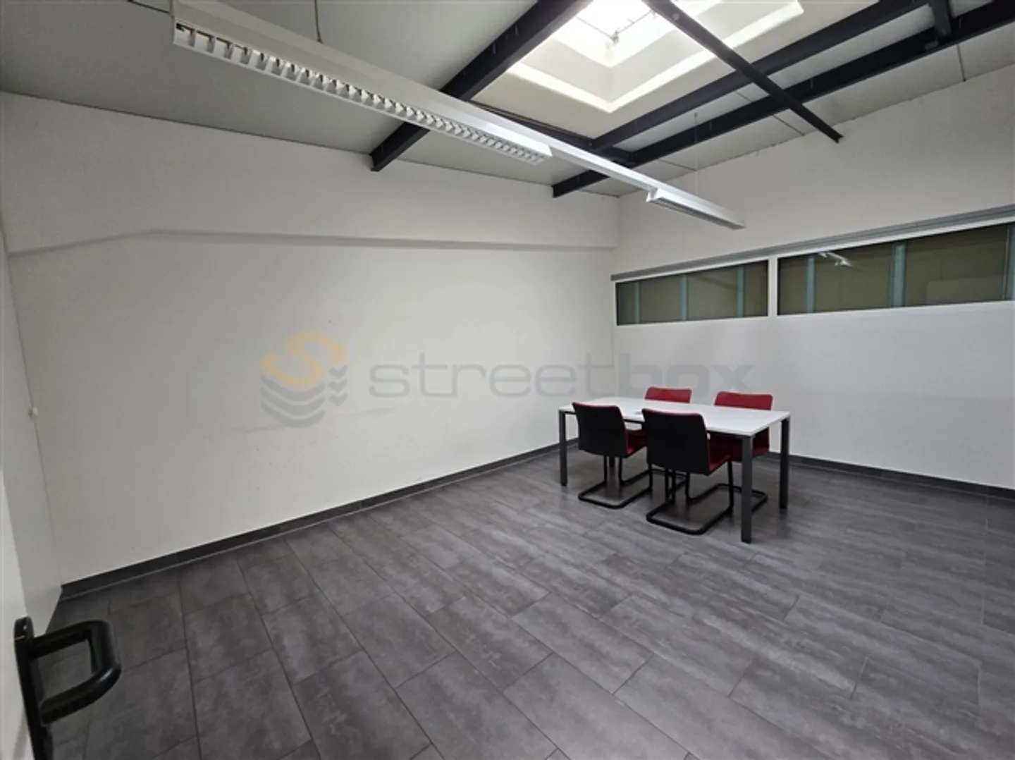 «Double box aménagés en bureaux - à louer !» - Photo 9 sur 14